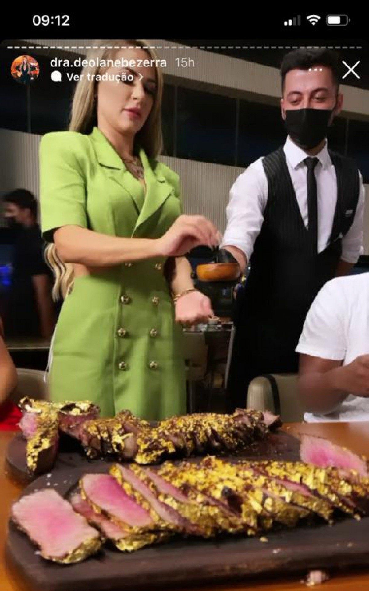 Deolane Bezerra em restaurante que serve carne banhada a ouro
