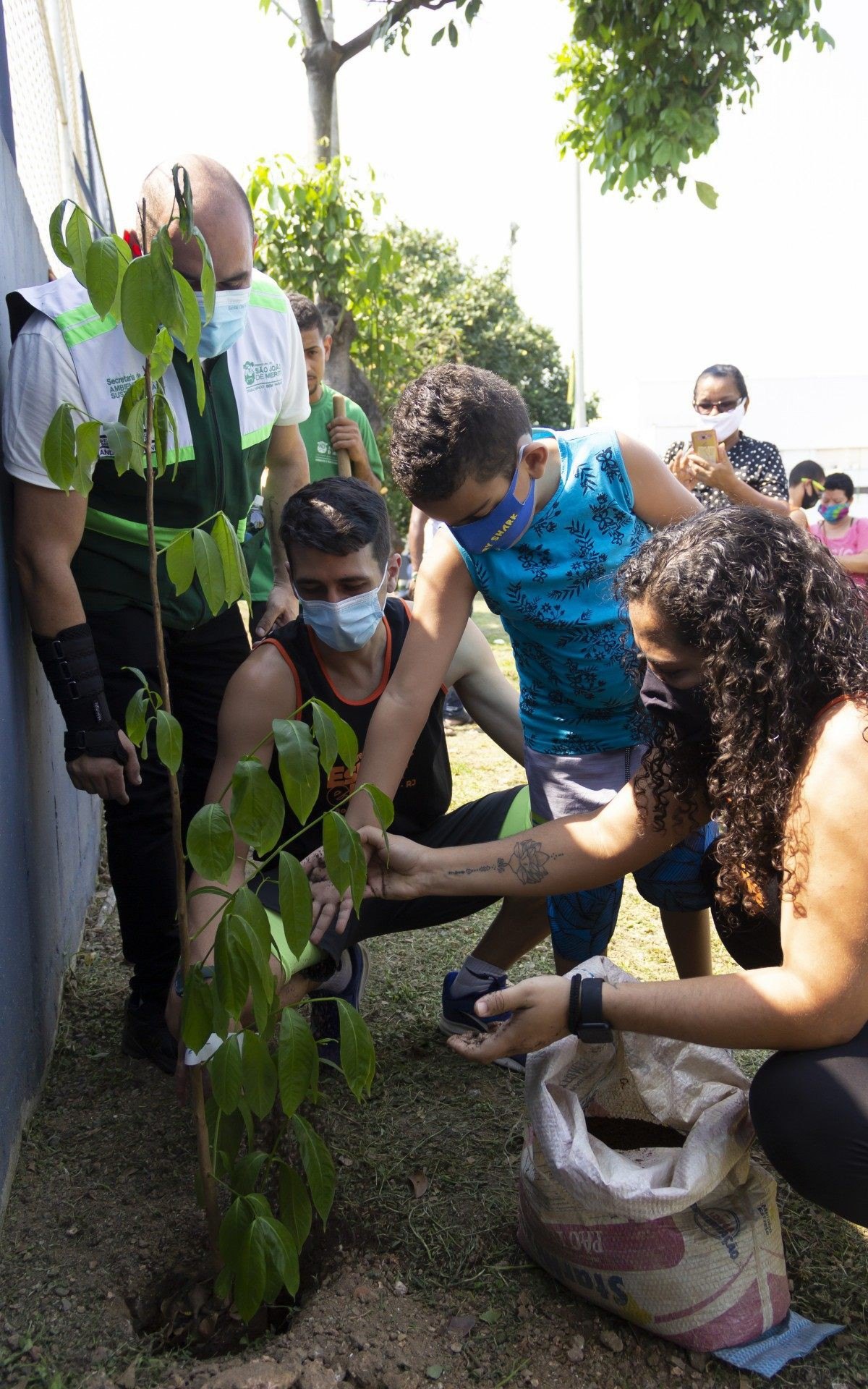 Alunos do Projeto Esporte Inclus&atilde;o Meriti da prefeitura realizaram o plantio de quinze novas &aacute;rvores na Vila Ol&iacute;mpica da cidade