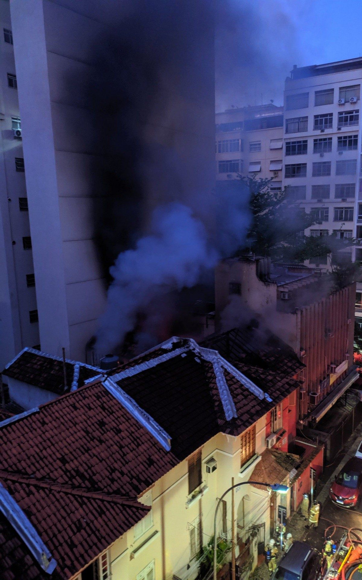 Incêndio atinge imóvel na rua Silva Castro, em Copacabana
