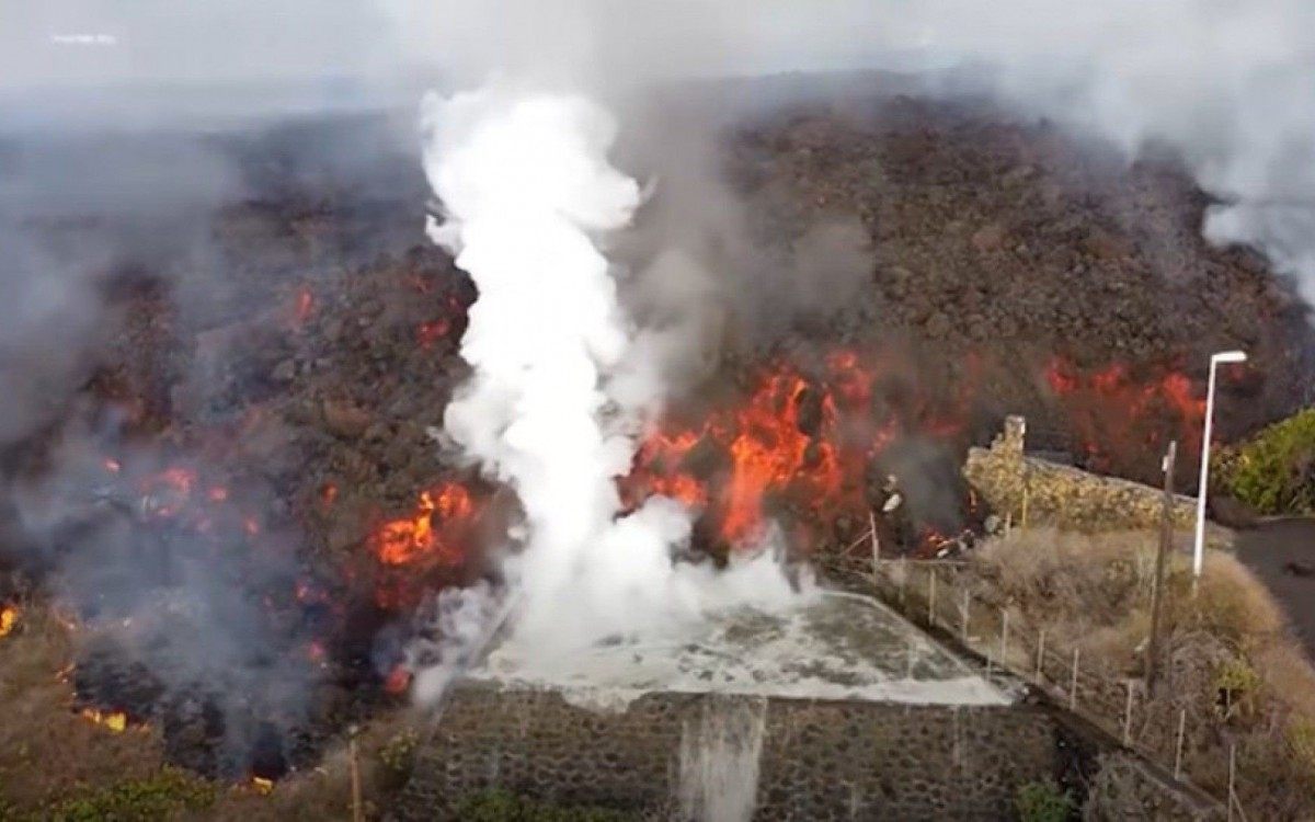 Lava do vulcão Cumbre Vieja cai em piscina residencial
 - Reprodução Redes Sociais
