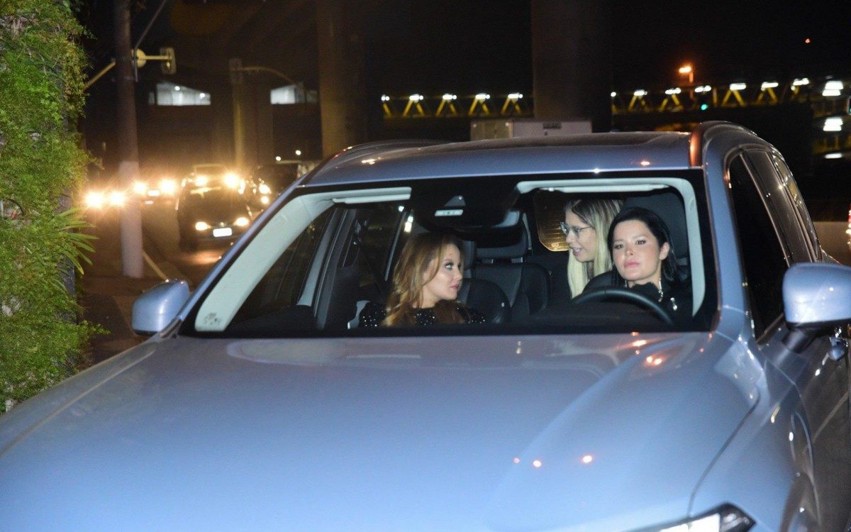 Marília Mendonça, Maiara e Maraisa são flagradas entrando em motel no bairro do Cambuci, em São Paulo, na noite desta segunda-feira