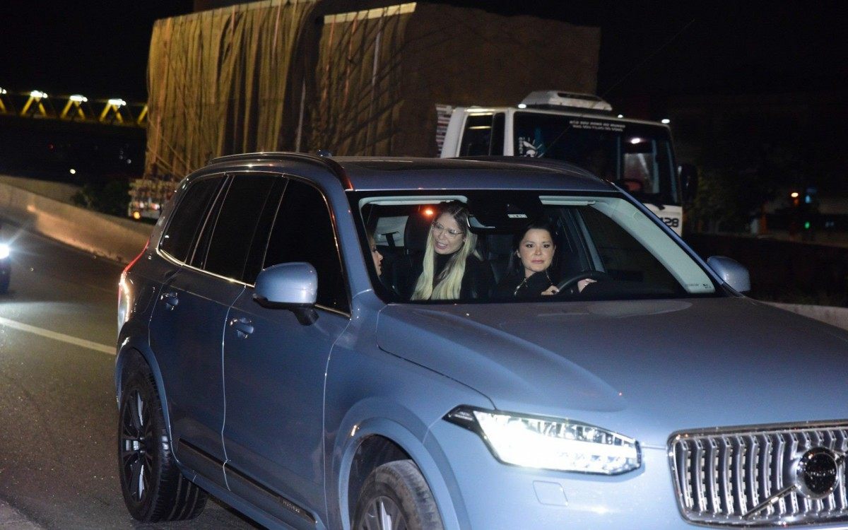 Marília Mendonça, Maiara e Maraisa são flagradas entrando em motel no bairro do Cambuci, em São Paulo, na noite desta segunda-feira