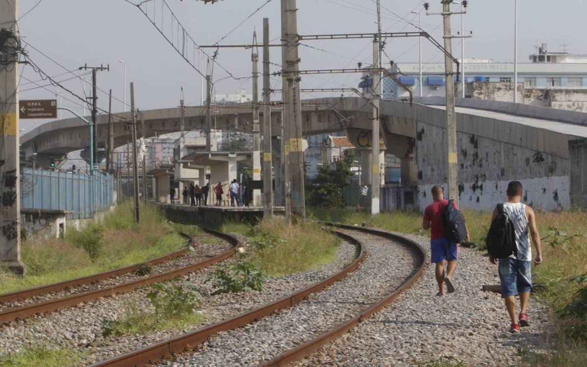 Policia - Refor&ccedil;o no policiamento em vias ferreas para coibir furtos. Na foto, acesso indevido a esta&ccedil;ao de Ramos, zona norte do Rio. - Reginaldo Pimenta