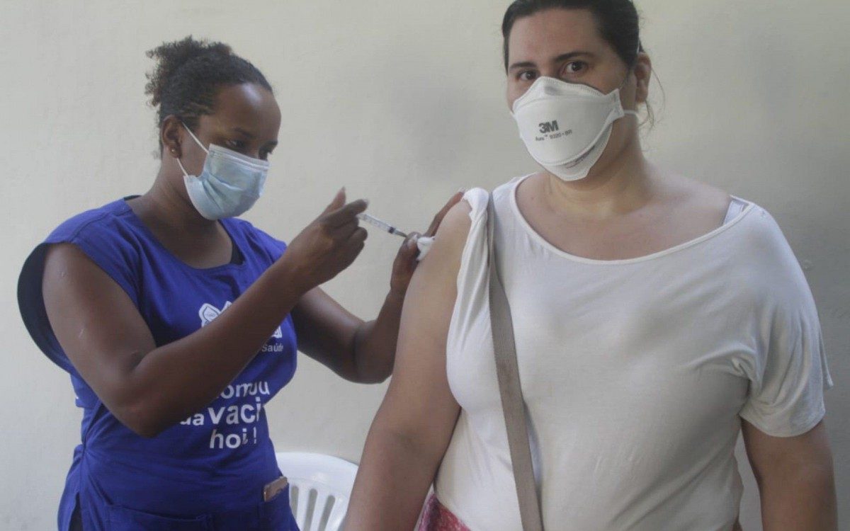Mariana Bastos, 38 anos, tomou a segunda dose da Pfizer no Centro Municipal Heitor Beltrão - Marcos Porto/Agência O DIA