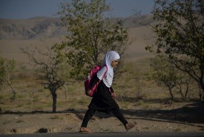 Talibã afirma que mulheres voltarão às escolas 'assim que possível'