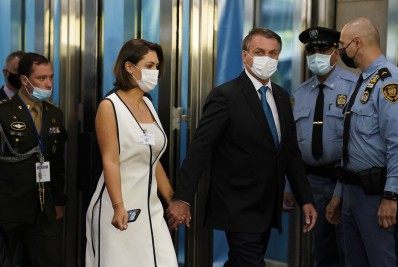 Bolsonaro chega à sede da ONU usando máscara