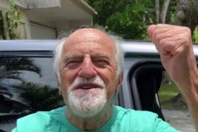 'É isso que vale, viver!', diz Ary Fontoura ao receber terceira dose da vacina contra Covid-19