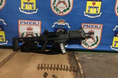 PM apreende carabina e drogas em ação com bandido morto em Belford Roxo