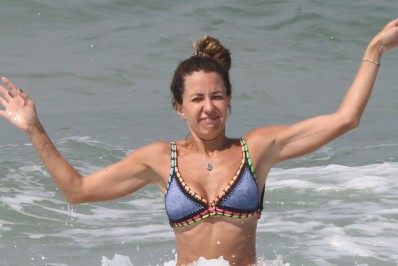 Olha a onda! Bárbara Coelho dá mergulho no mar