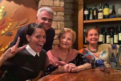 Glória Menezes posa sorridente em foto de família: 'O amor cura'