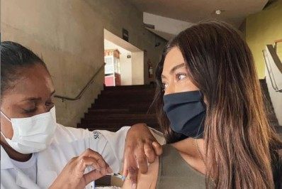 Após polêmicas, Juliana Paes recebe segunda dose da vacina contra covid