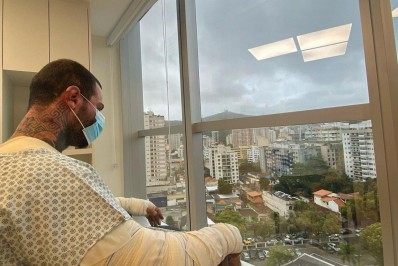 Leo Stronda volta a postar foto no hospital após ter corpo queimado em acidente com botijão de gás