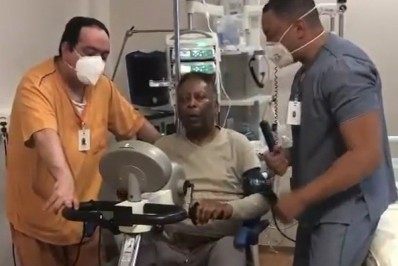 'Em breve eu volto para Santos', brinca Pelé fazendo exercícios na bicicleta
