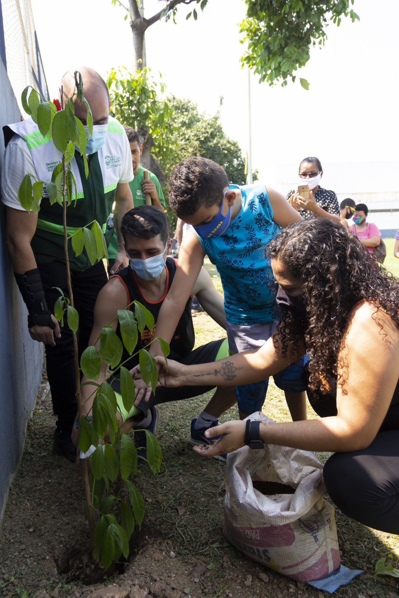 Alunos do Projeto Esporte Inclusão Meriti da prefeitura realizaram o plantio de quinze novas árvores na Vila Olímpica da cidade - Divulgação