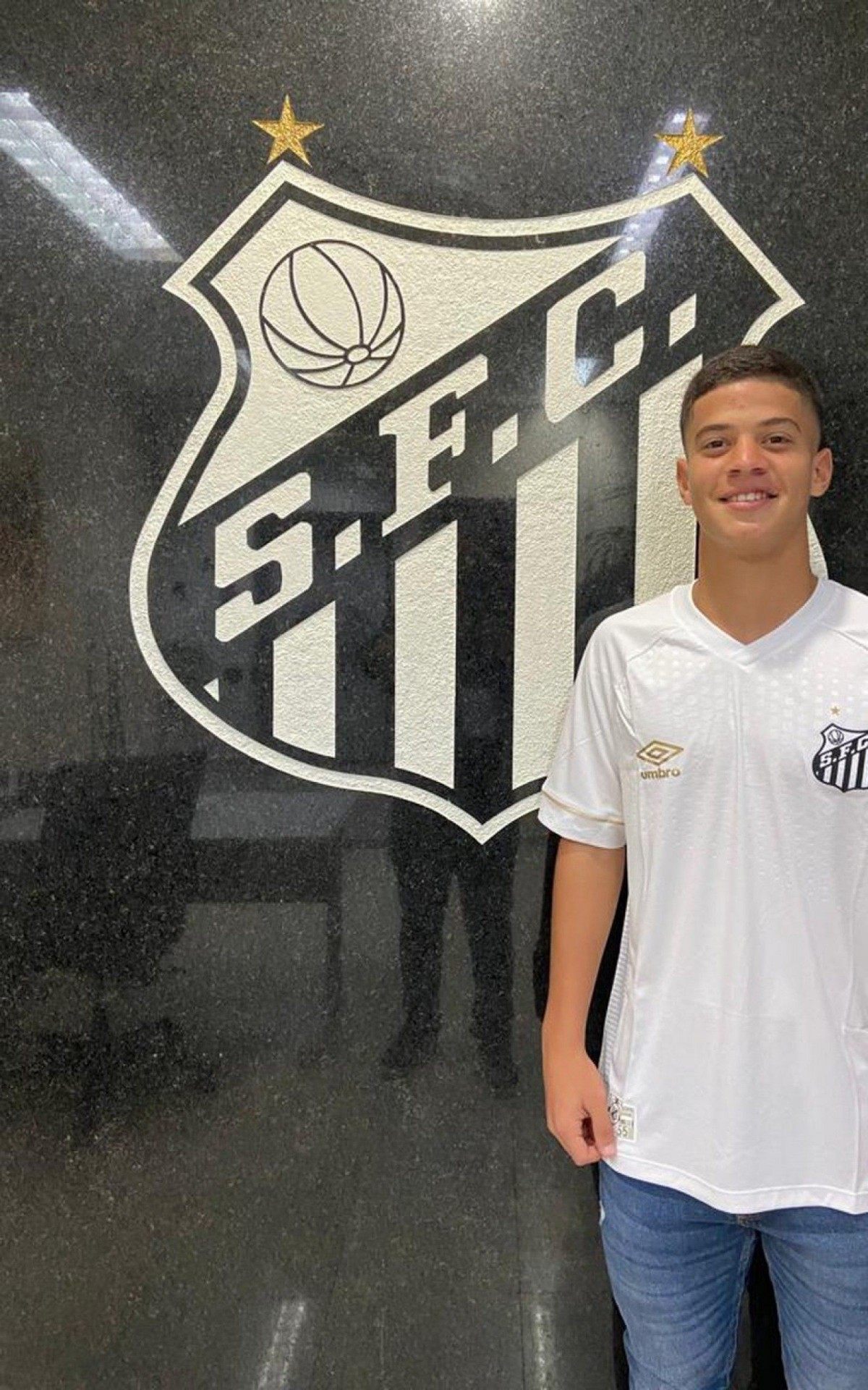 Arthur Manoel assina contrato de forma&ccedil;&atilde;o com o Santos