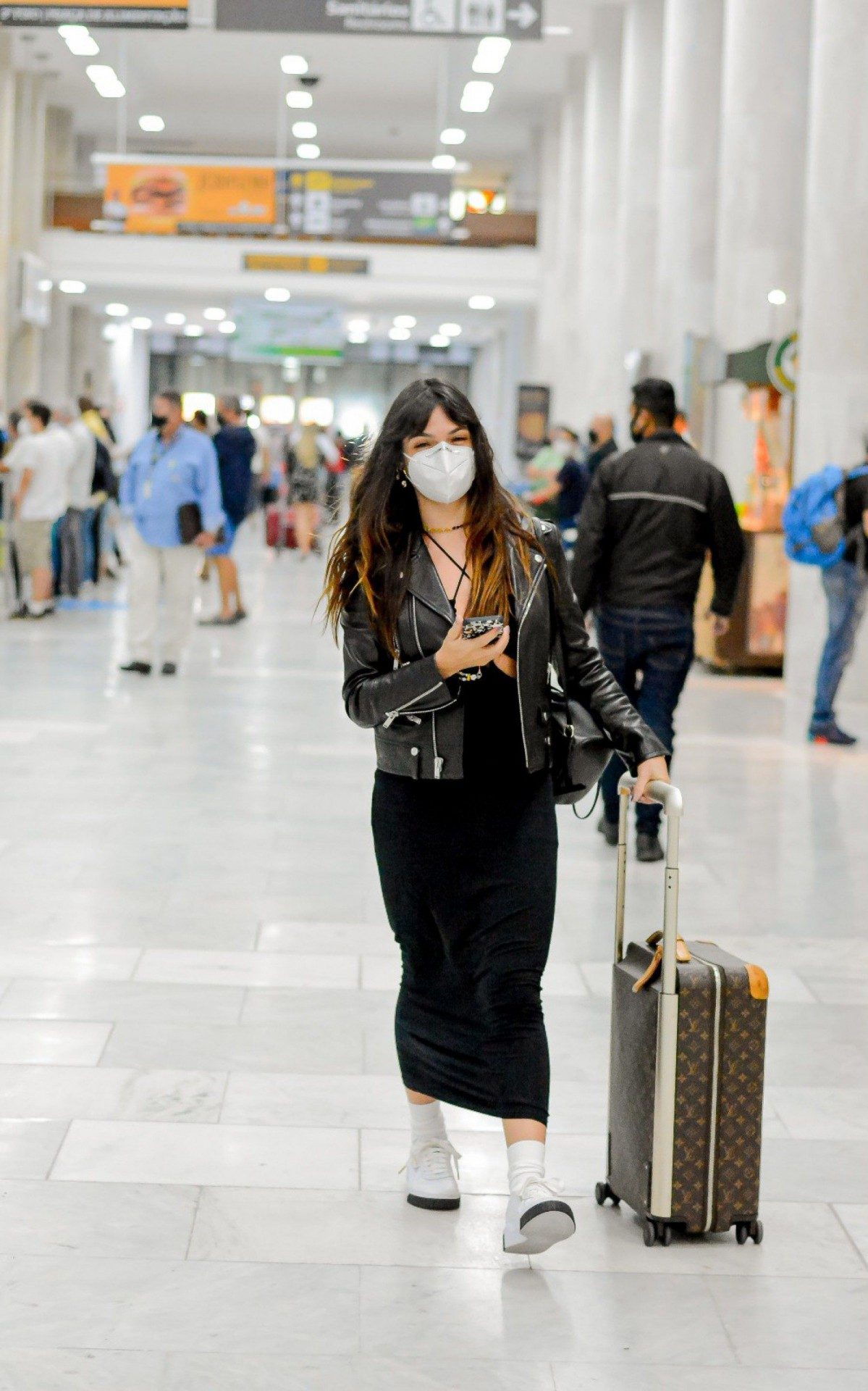 Isis Valverde embarca no Aeroporto Santos Dumont, no Rio, na noite desta ter&ccedil;a-feira