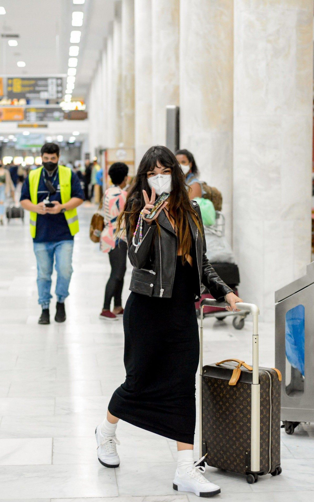Isis Valverde embarca no Aeroporto Santos Dumont, no Rio, na noite desta ter&ccedil;a-feira