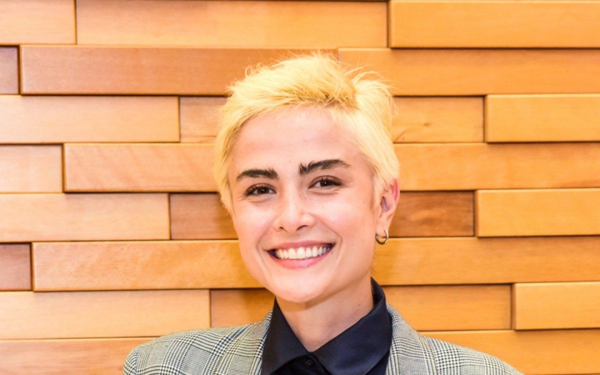 Maria Casadevall leva a namorada, Larissa Mares, à pré-estreia do filme 'A Garota da Moto', em um cinema de São Paulo, na noite desta terça-feira