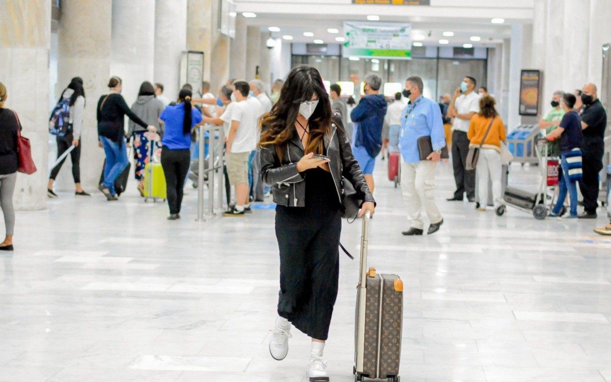 Isis Valverde embarca no Aeroporto Santos Dumont, no Rio, na noite desta ter&Atilde;&sect;a-feira
