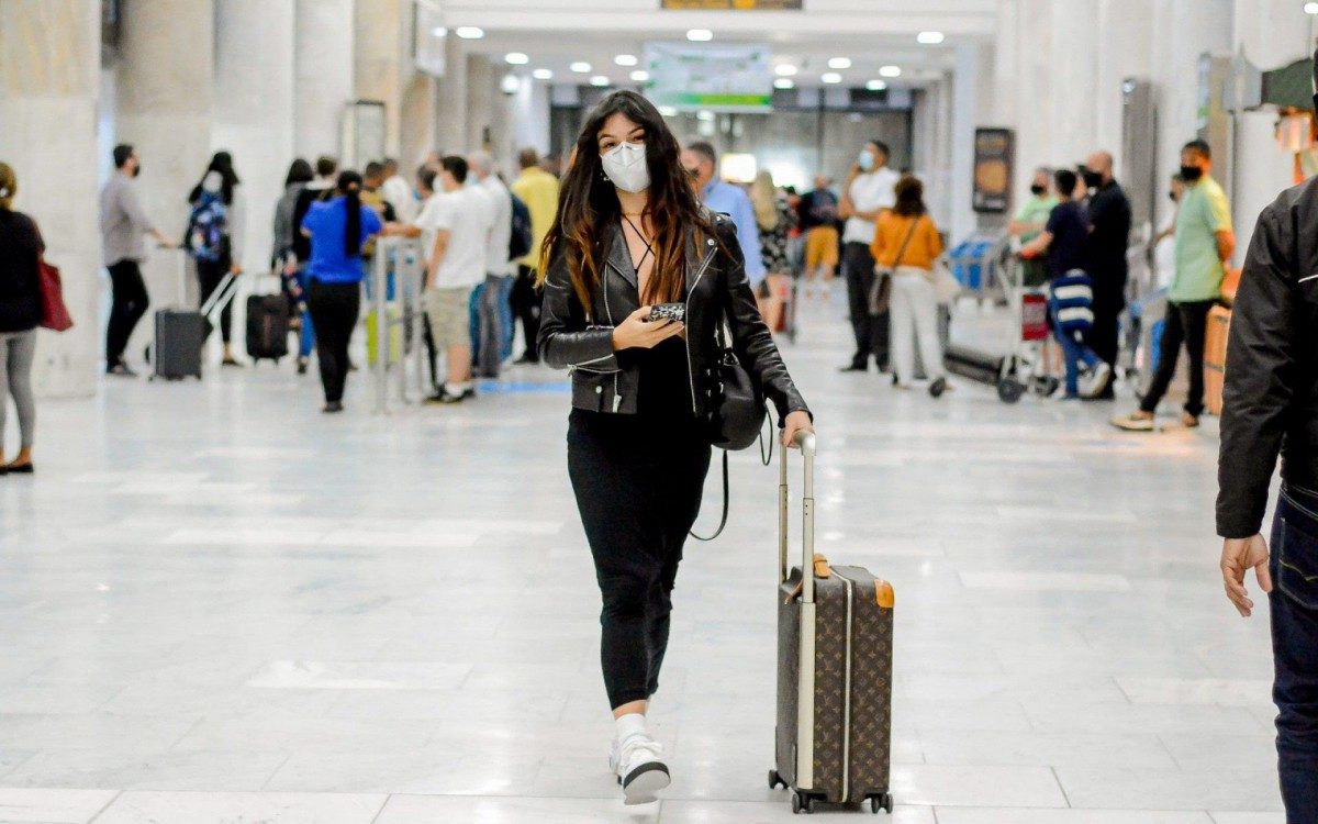 Isis Valverde embarca no Aeroporto Santos Dumont, no Rio, na noite desta ter&ccedil;a-feira