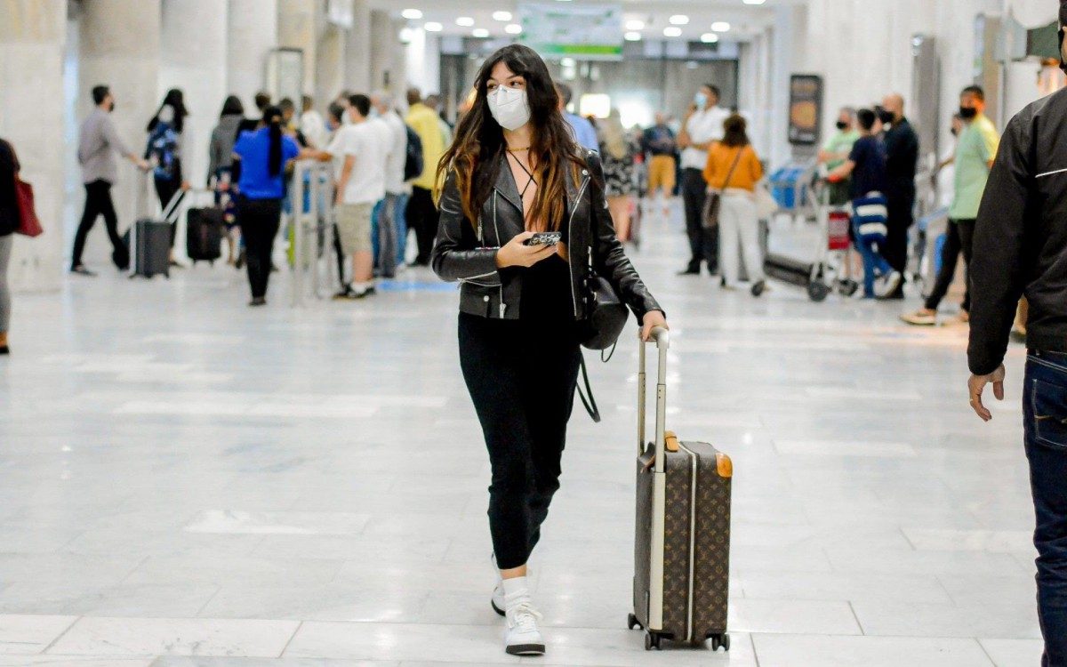 Isis Valverde embarca no Aeroporto Santos Dumont, no Rio, na noite desta ter&ccedil;a-feira