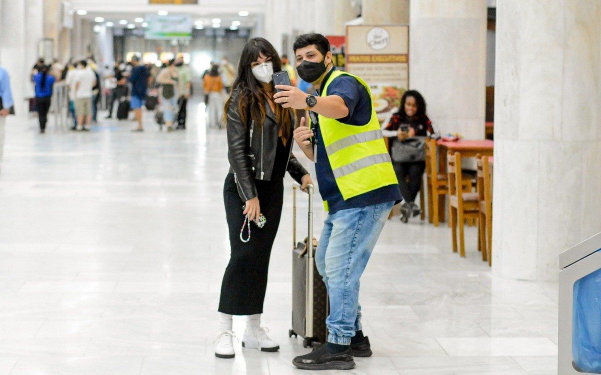 Isis Valverde embarca no Aeroporto Santos Dumont, no Rio, na noite desta ter&ccedil;a-feira