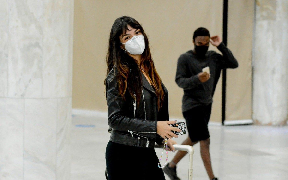 Isis Valverde embarca no Aeroporto Santos Dumont, no Rio, na noite desta ter&ccedil;a-feira
