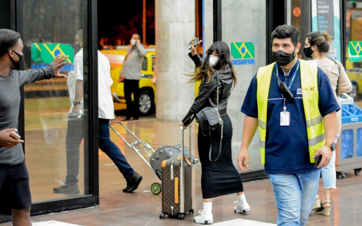Isis Valverde embarca no Aeroporto Santos Dumont, no Rio, na noite desta ter&ccedil;a-feira