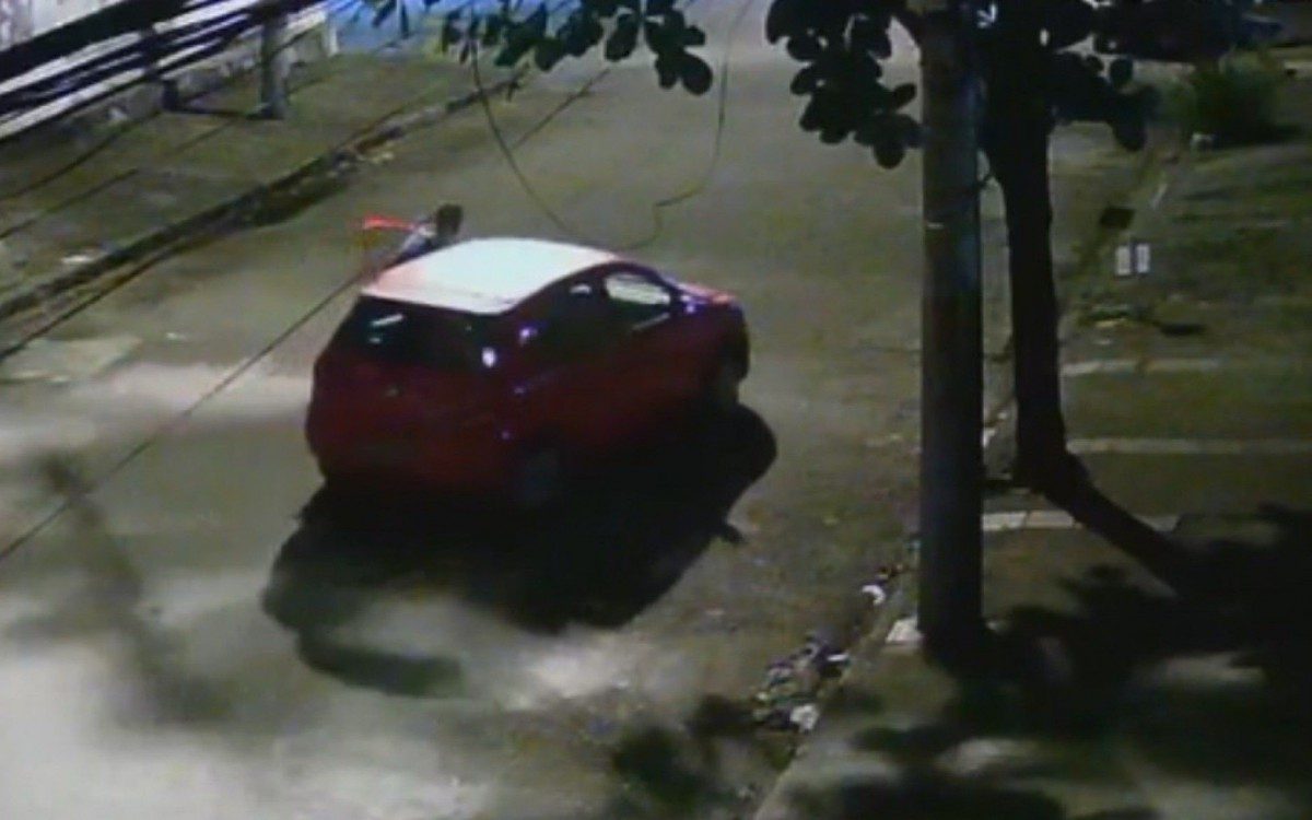 A&ccedil;&atilde;o dos criminosos levou cerca de tr&ecirc;s minutos e meio. Ve&iacute;culo estava estacionado na porta dos propriet&aacute;rios