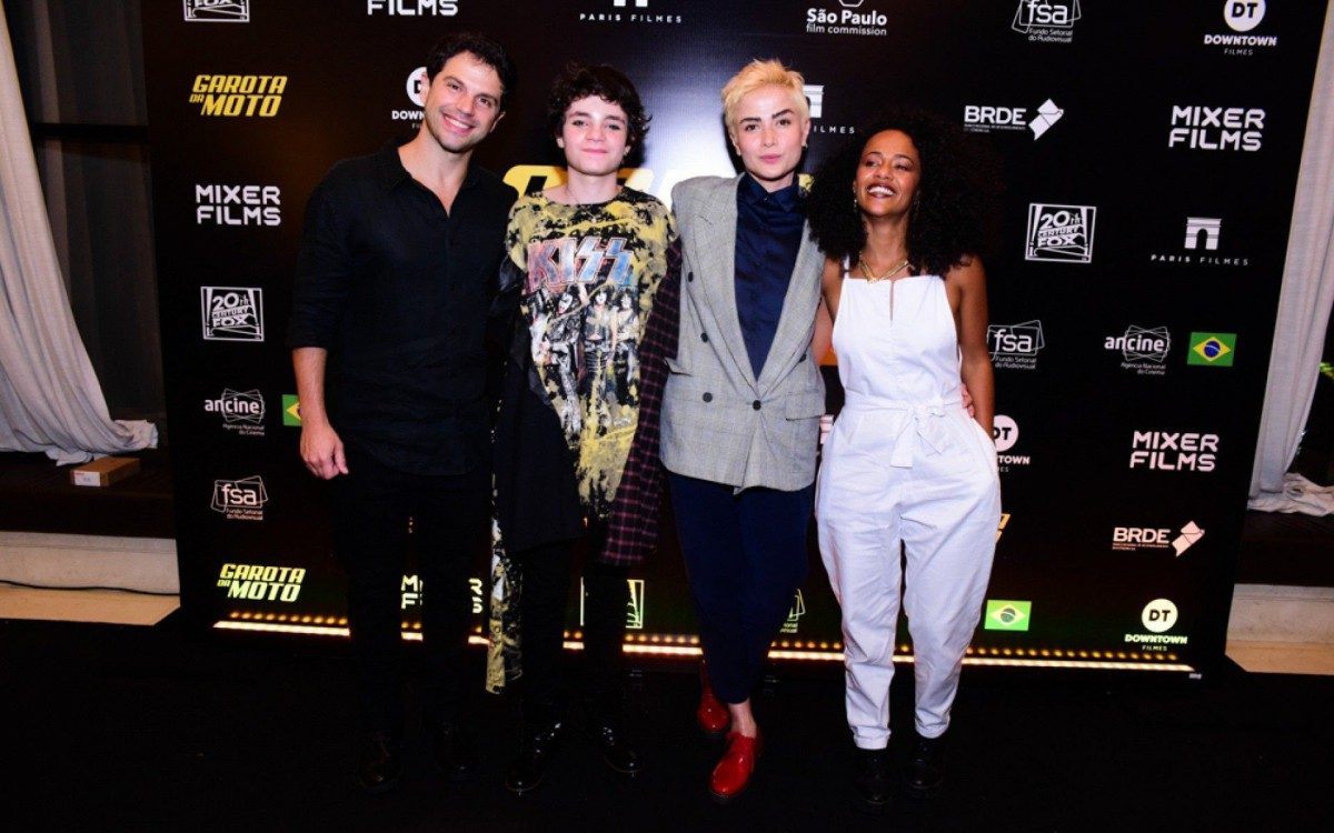 Maria Casadevall leva a namorada, Larissa Mares, à pré-estreia do filme 'A Garota da Moto', em um cinema de São Paulo, na noite desta terça-feira