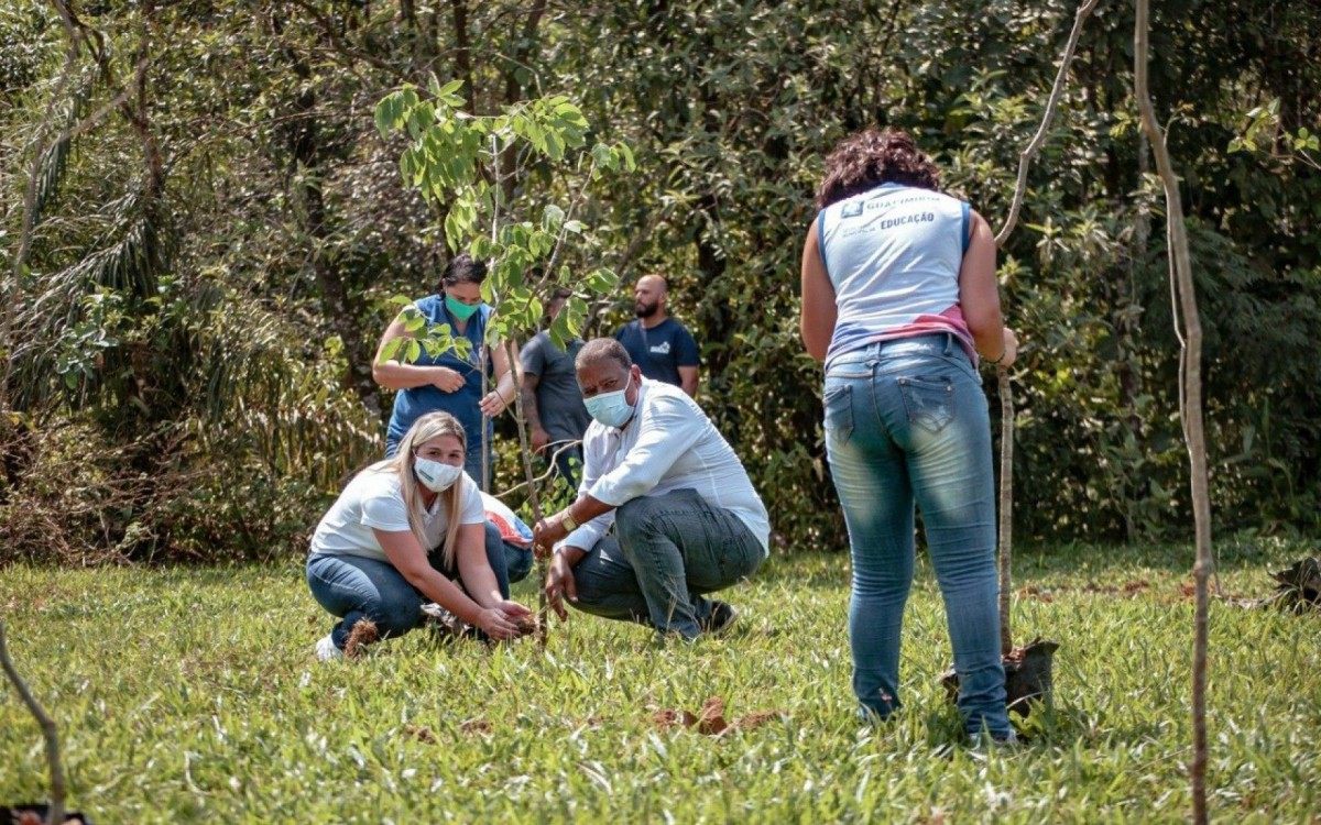 A prefeita Marina Rocha e o vice-prefeito Natal&iacute;cio da Farm&aacute;cia prestigiam o evento