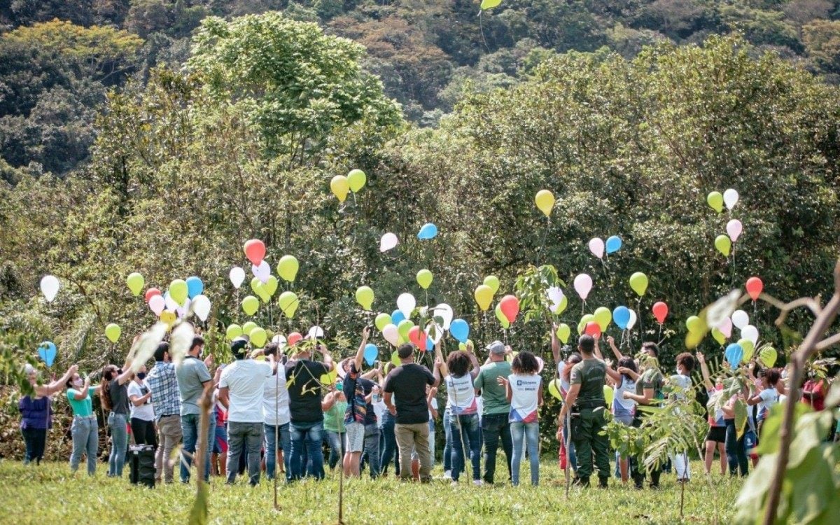 Os balões são biodegradáveis para não causar poluição - Secom - Prefeitura de Guapimirim