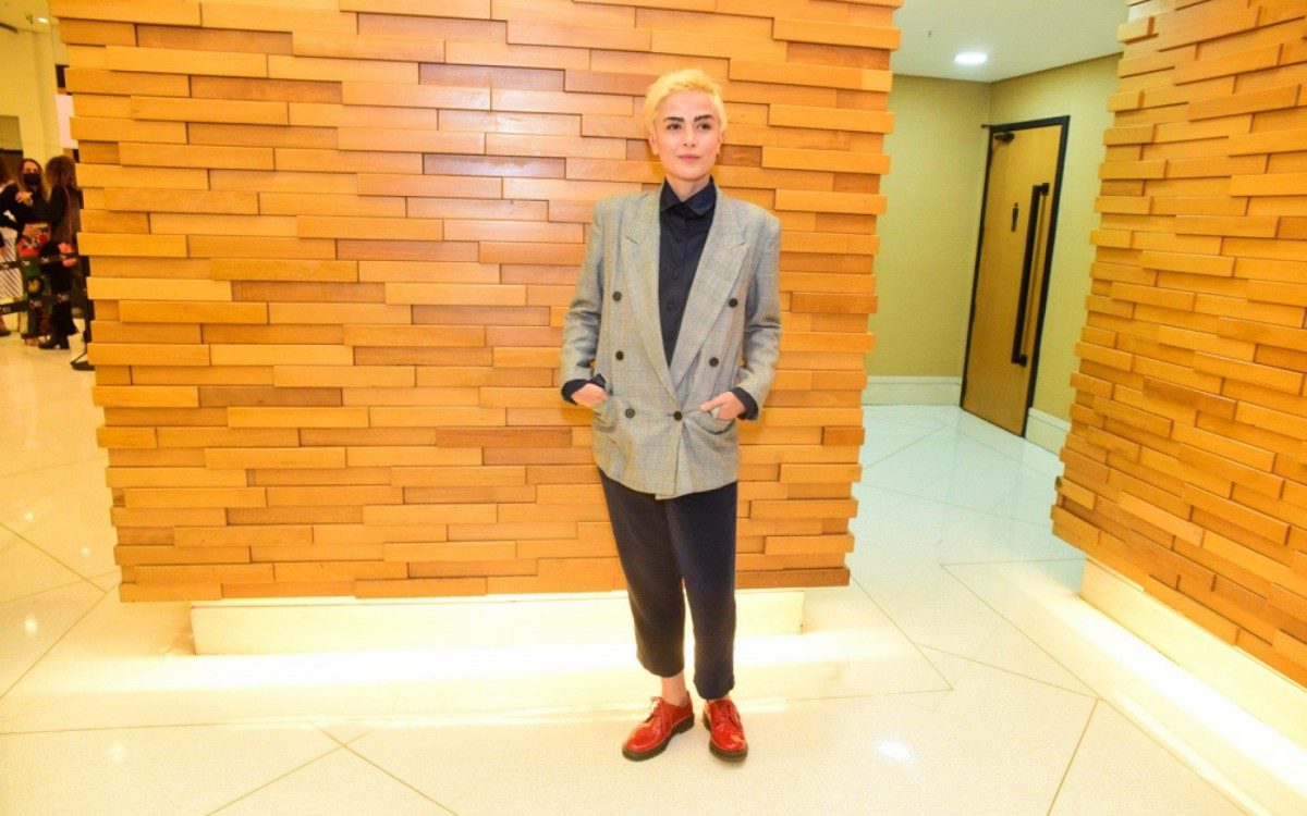 Maria Casadevall leva a namorada, Larissa Mares, à pré-estreia do filme 'A Garota da Moto', em um cinema de São Paulo, na noite desta terça-feira