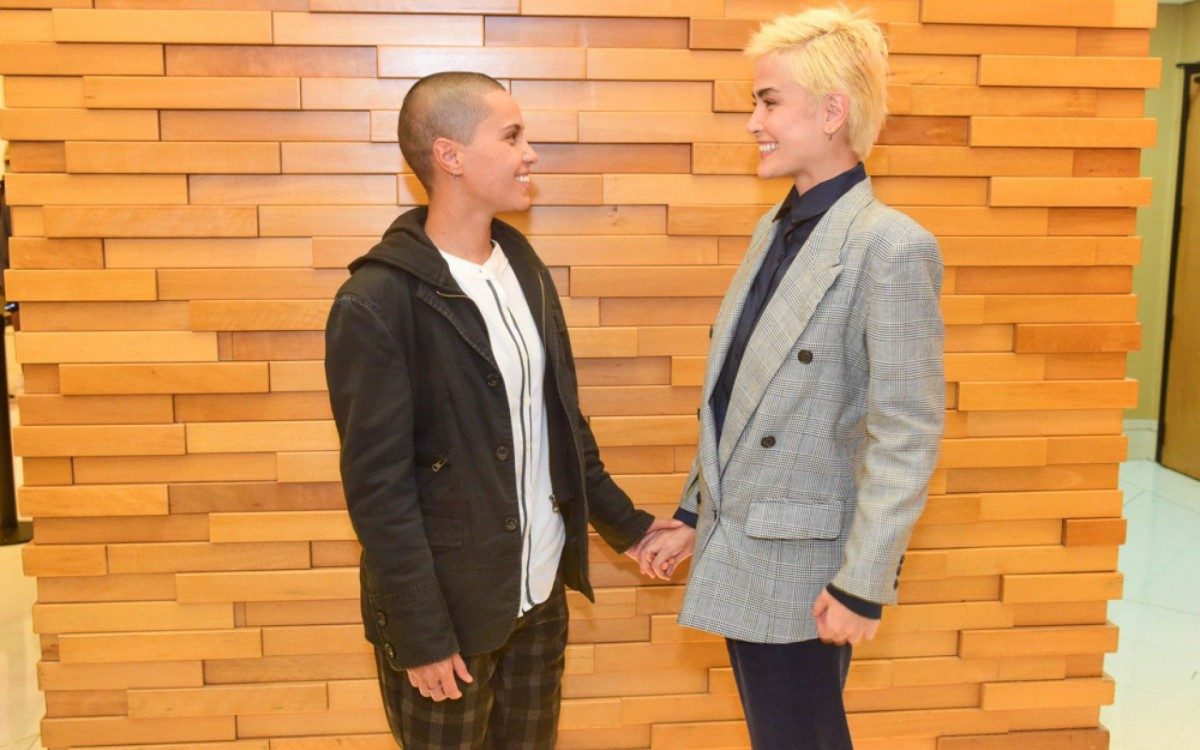 Maria Casadevall (&agrave; direita) leva a namorada, Larissa Mares, &agrave; pr&eacute;-estreia do filme 'A Garota da Moto'