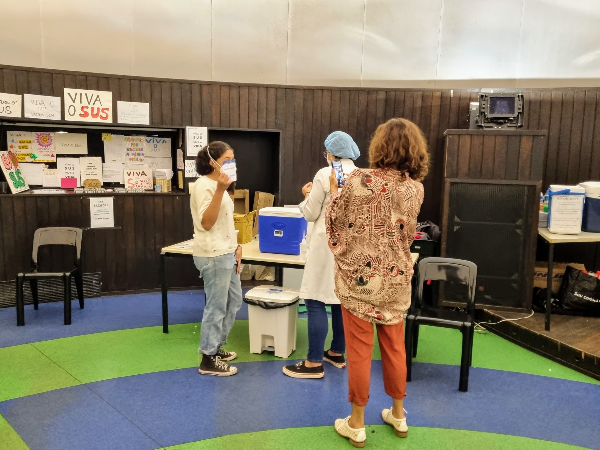 Camila Pitanga leva a filha, Antônia, para tomar a primeira dose da vacina contra a covid-19 - Ag. News