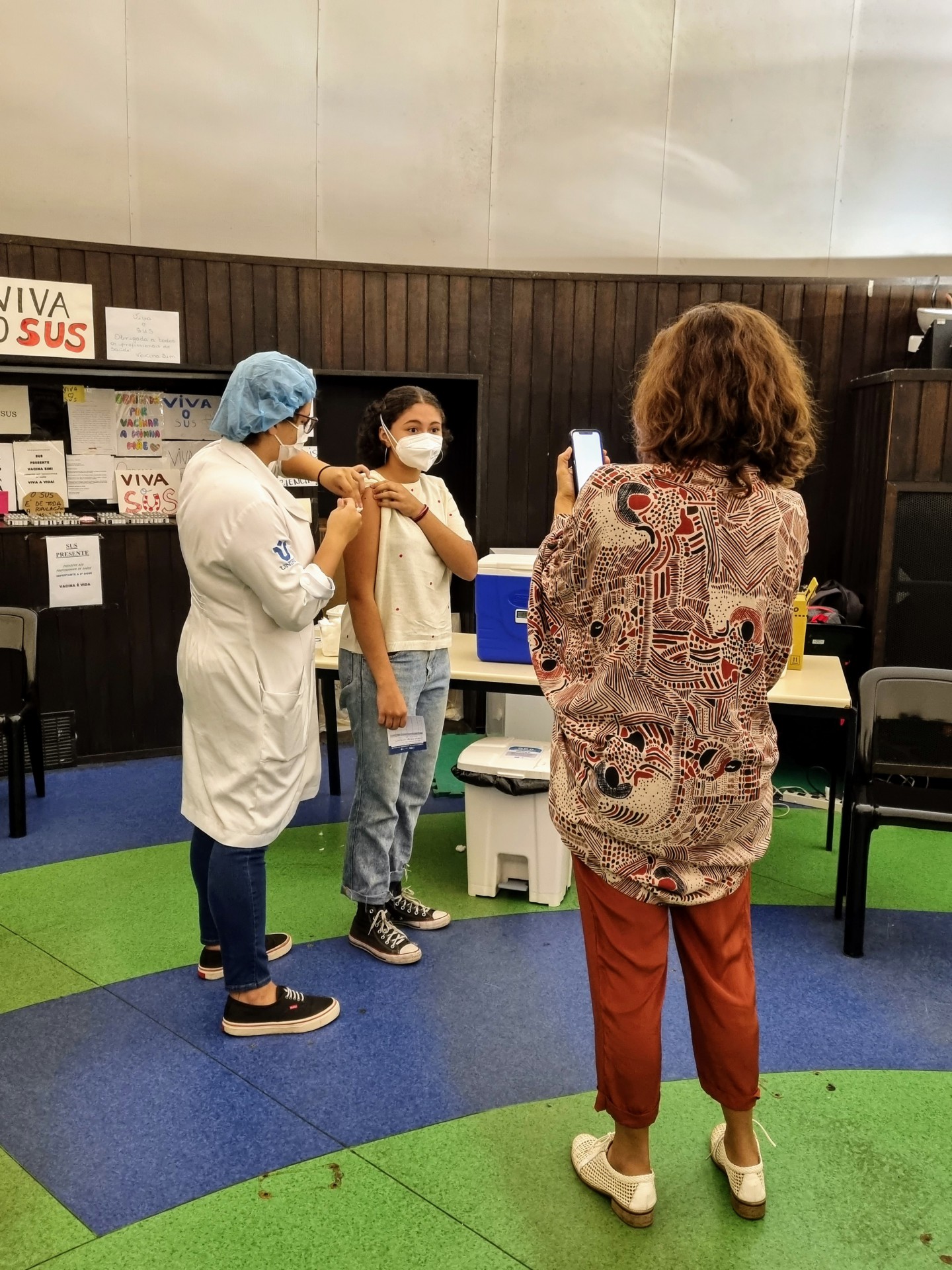 Camila Pitanga leva a filha, Antônia, para tomar a primeira dose da vacina contra a covid-19 - Ag. News