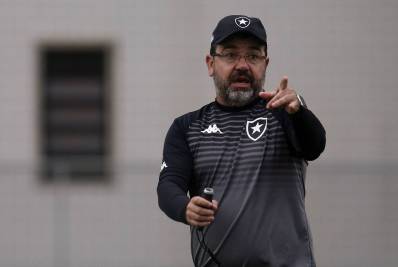 Enderson faz balanço da partida, critica arbitragem e vê melhora no segundo tempo do Botafogo: 'Poderíamos ter vencido'