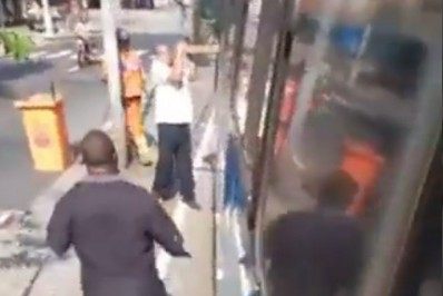 Vídeo flagra briga entre motoristas de ônibus na Zona Norte 