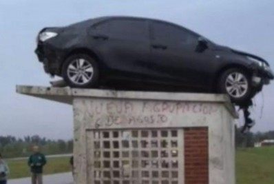 Carro vai parar em cima de ponto de ônibus após acidente