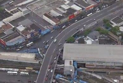 Grave acidente entre moto e carro deixa duas pessoas mortas na Pavuna