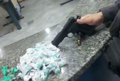 Dois criminosos são presos após troca de tiros com a polícia em São Gonçalo