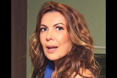 Claudia Lira comemora volta ao teatro