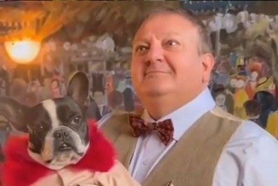 Vídeo! Chef Jacquin grava música com cachorrinha e bomba na web