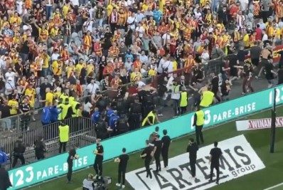 Torcedor é punido com prisão após ser flagrado se masturbando durante partida