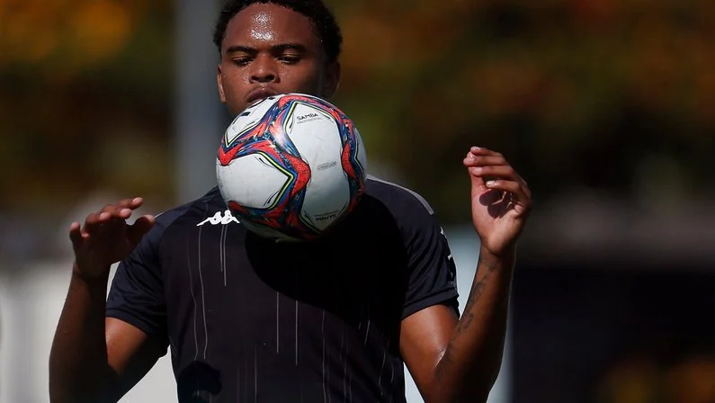 Em meio a imbróglio na Justiça, Botafogo relaciona Lucas Mezenga para duelo contra CRB