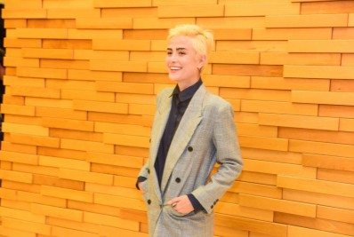 Imagem forte! Maria Casadevall fratura o tornozelo após queda