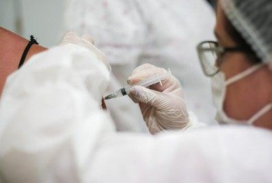 Covid-19: mais da metade dos municípios vacinou adolescentes e 60% já aplicam dose de reforço