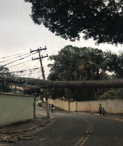Ruas da Grande Tijuca e Vila Isabel ainda sofrem com a falta de energia após forte ventania no Rio - Divulgação
