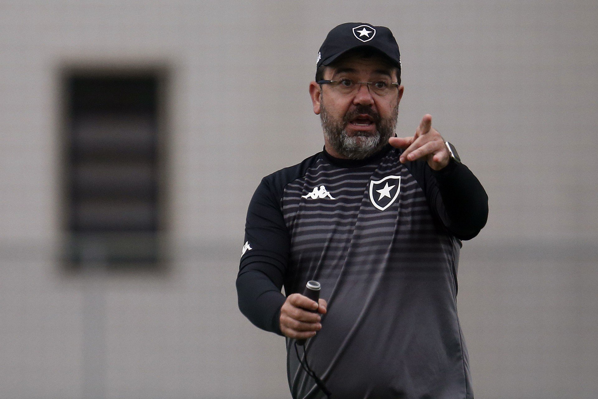 Dirigente do Botafogo afirma que permanência de Enderson deve ser acertada nos próximos dias