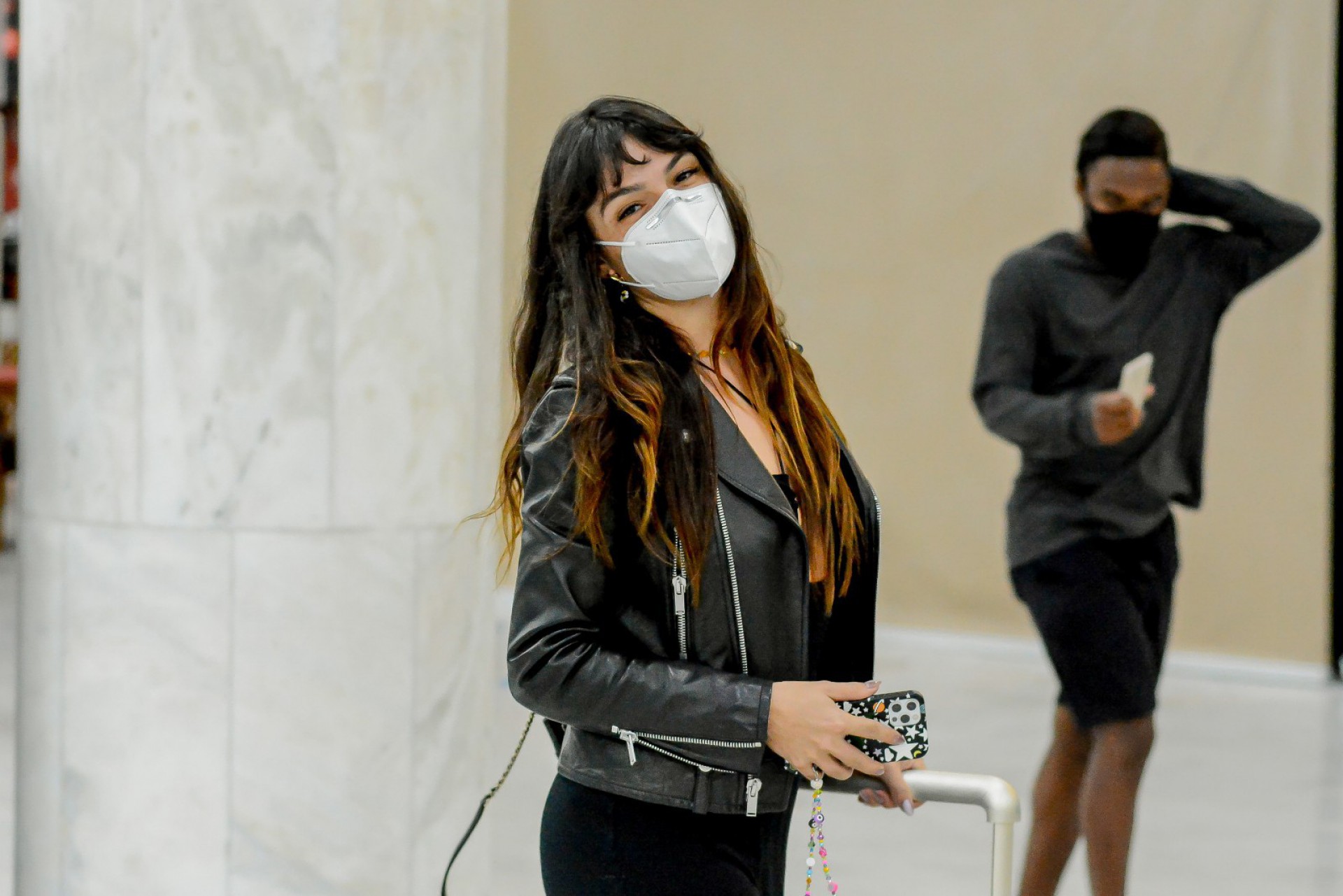 Isis Valverde embarca no Aeroporto Santos Dumont, no Rio, na noite desta terça-feira - Ag. News